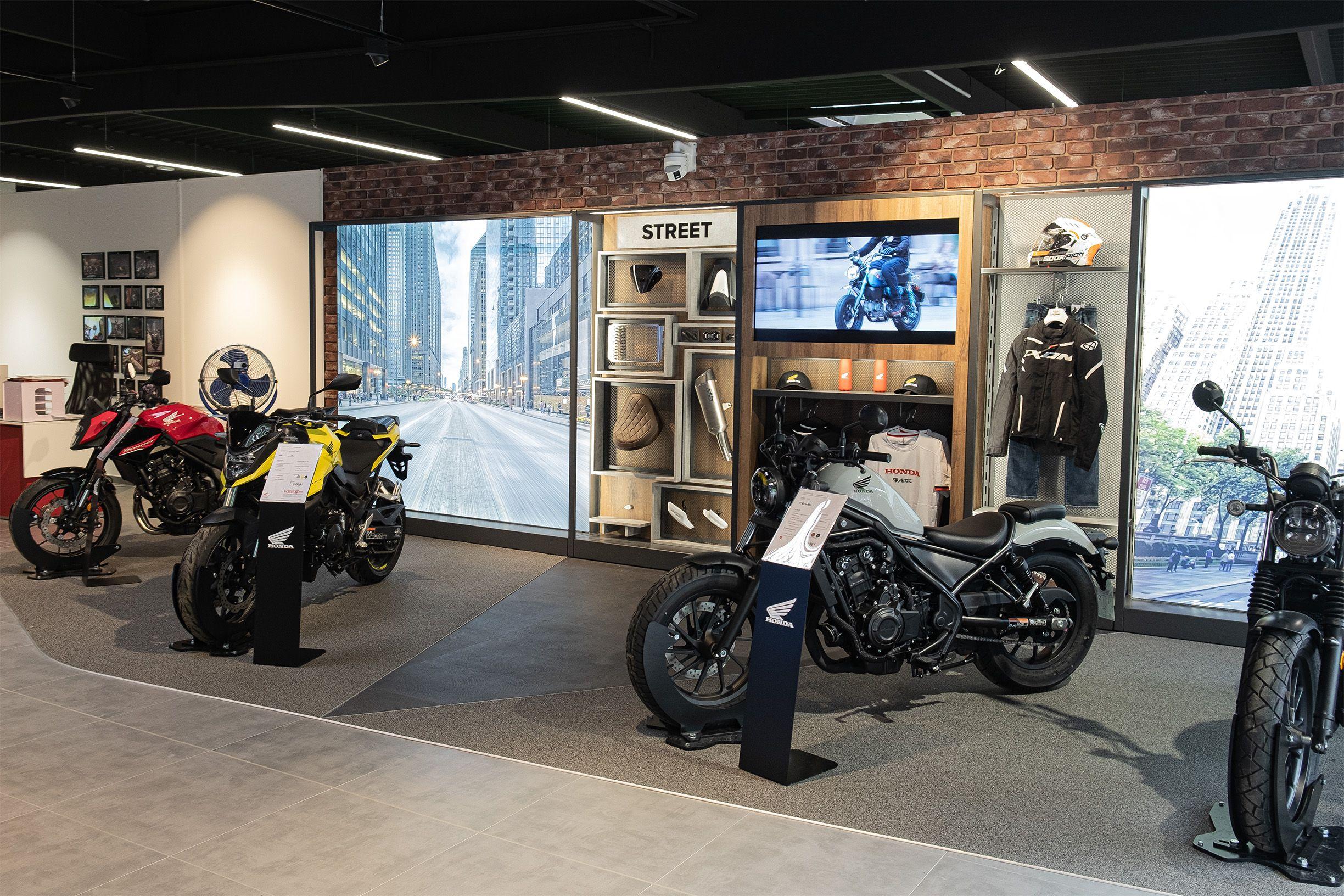 vue sur des motos exposées dans la concession réalisée par Architéa Chambéry