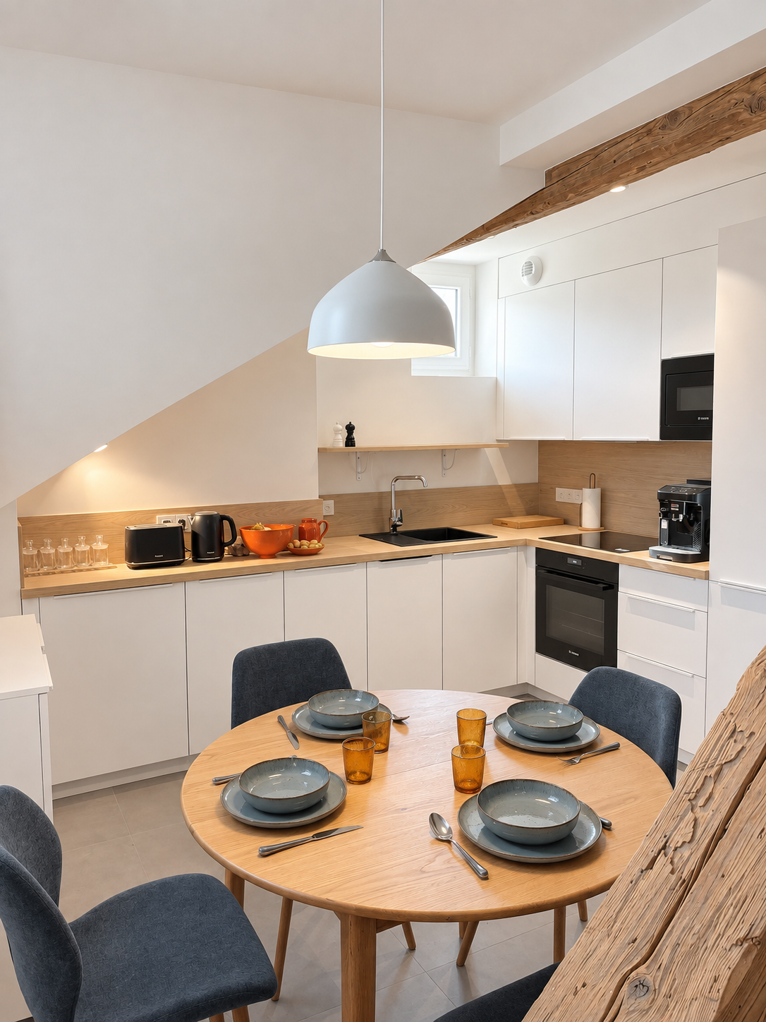 Vue de la cuisine aprÚs rénovation de cet appartement par Architéa Mont-Blanc Léman