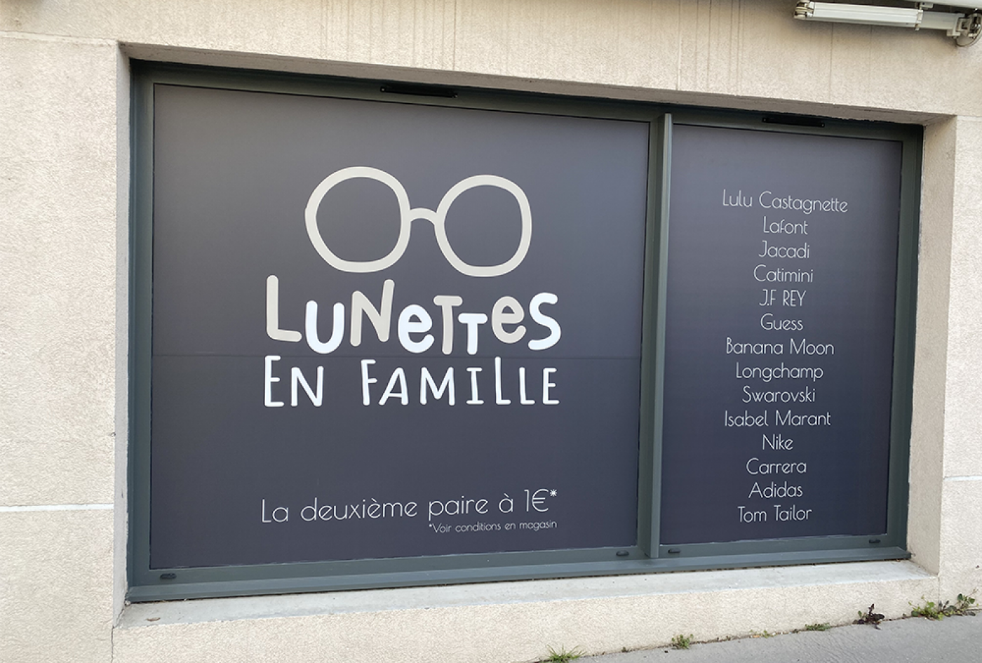 Panneau d'information et identité de marque magasin d'optique rénové par Architéa Lyon
