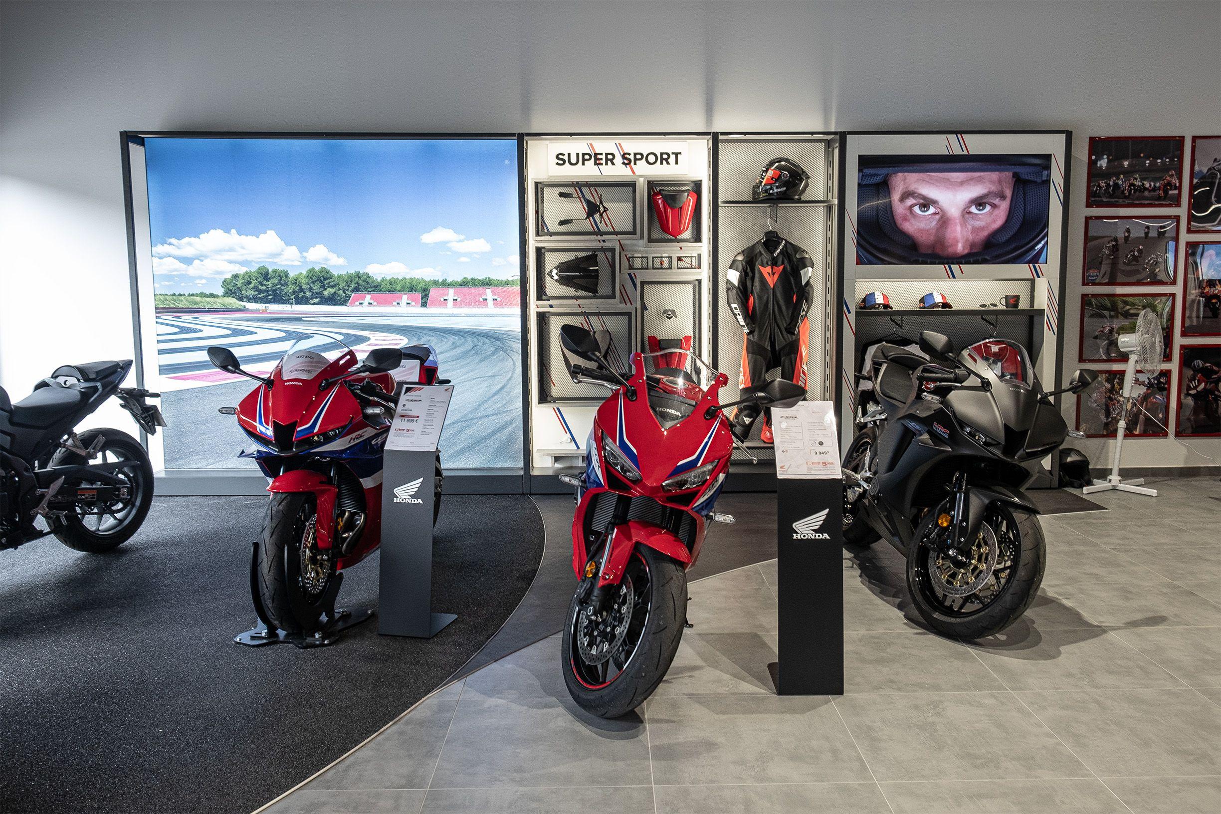 motos exposées dans la concession