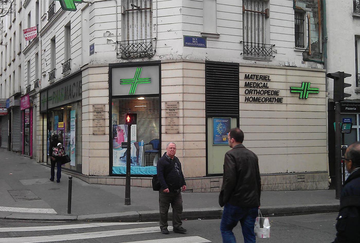 façade d'une pharmacie à Paris