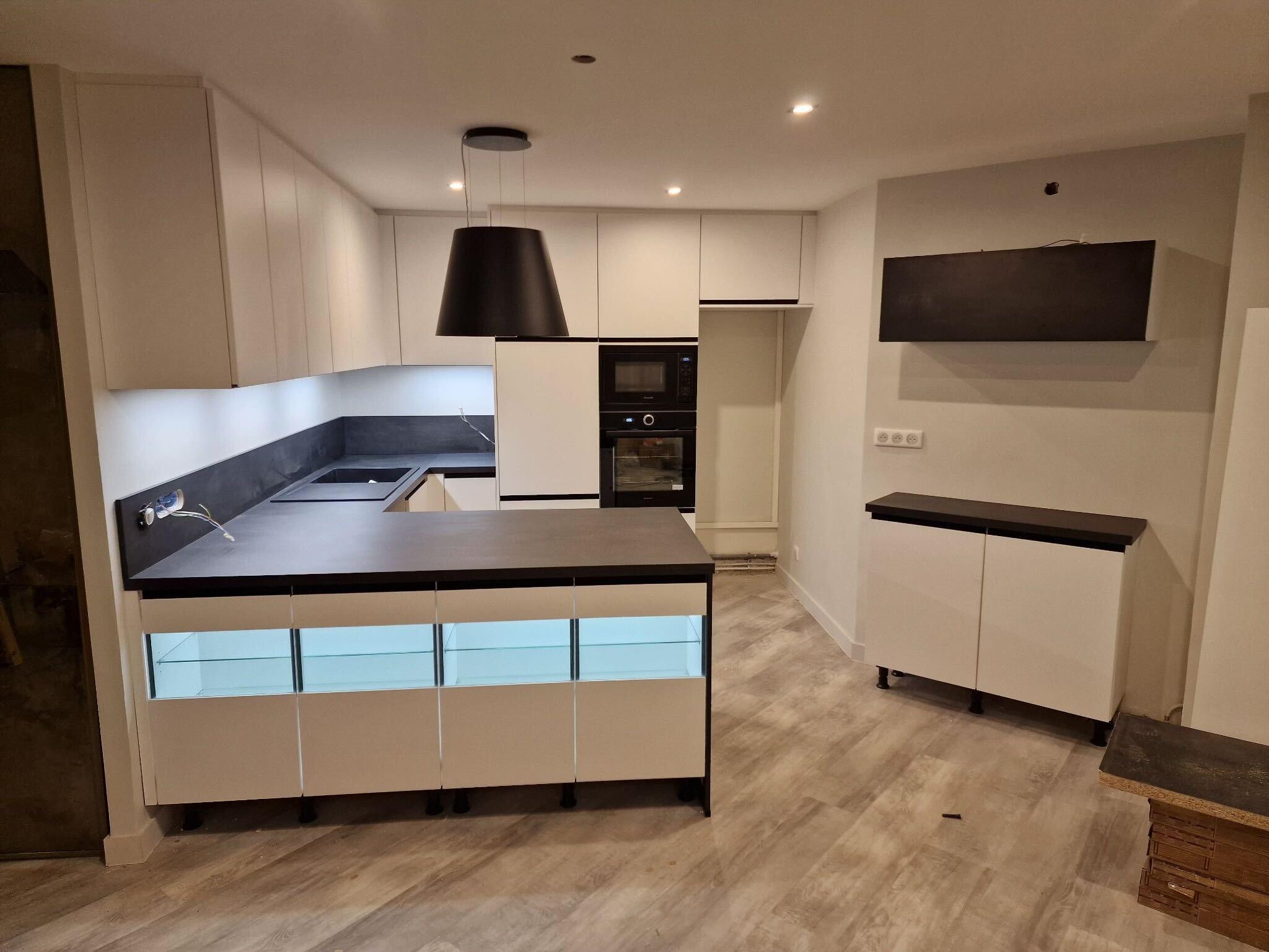 Vue de la cuisine rénovée et aménagée par Architéa Annecy