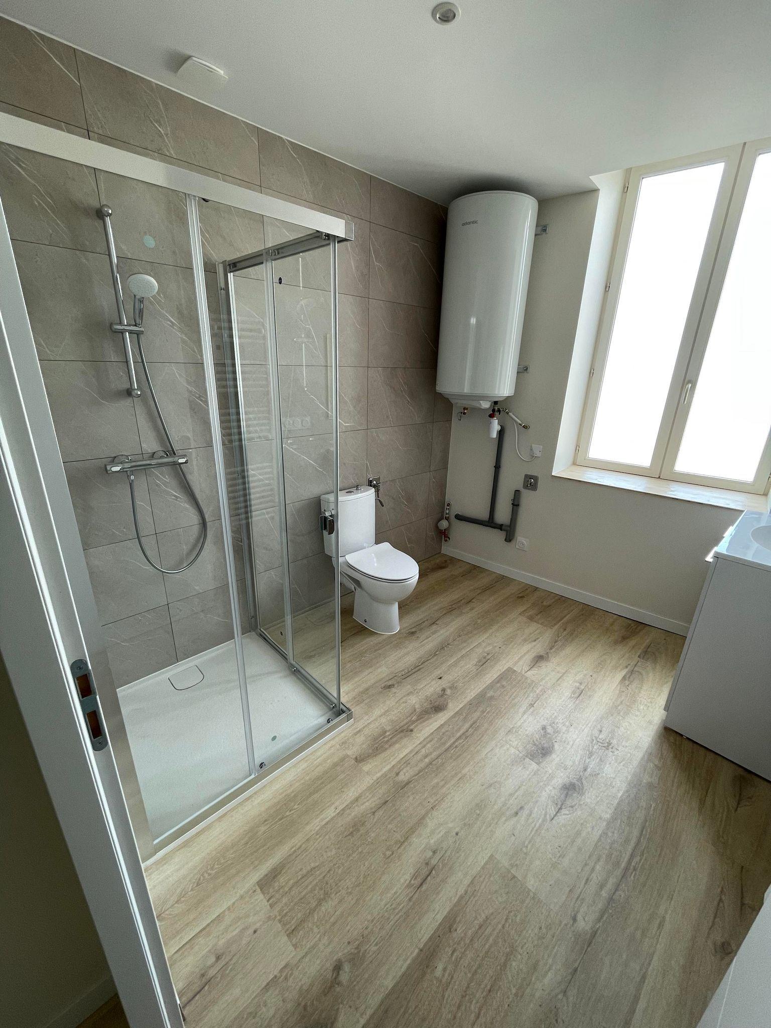 salle de bain rénovée avec parquet au sol